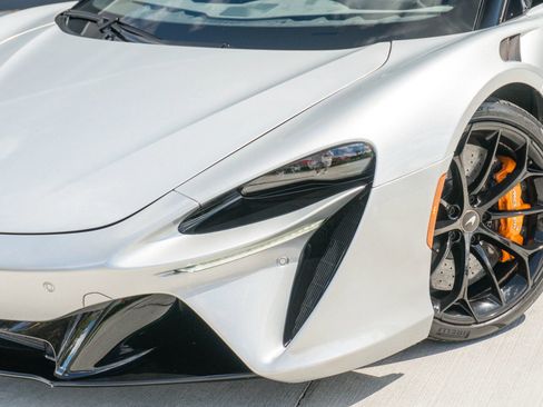 Used 2023 McLaren Artura RWD image 25