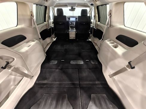 Used 2024 Chrysler Pacifica Touring-L image 34