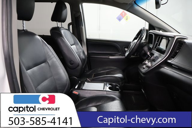 Used 2016 Toyota Sienna SE FWD image 28