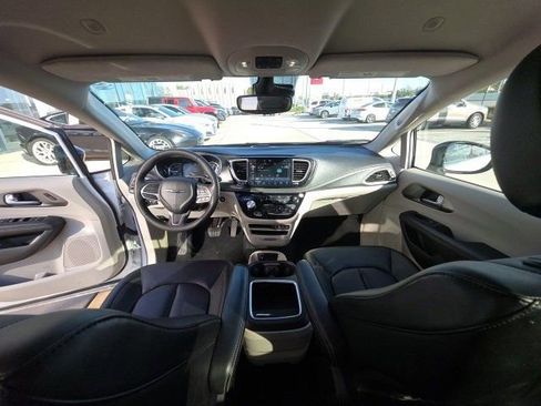 Used 2024 Chrysler Pacifica Select image 27