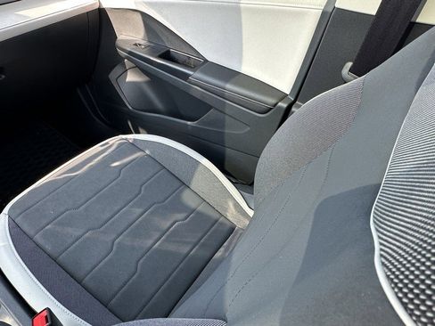 Used 2025 Volkswagen Taos SE w/ Panoramic Sunroof Package image 17