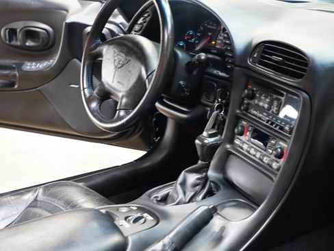 Used 2004 Chevrolet Corvette Convertible w/ Preferred Equipment Group image 29