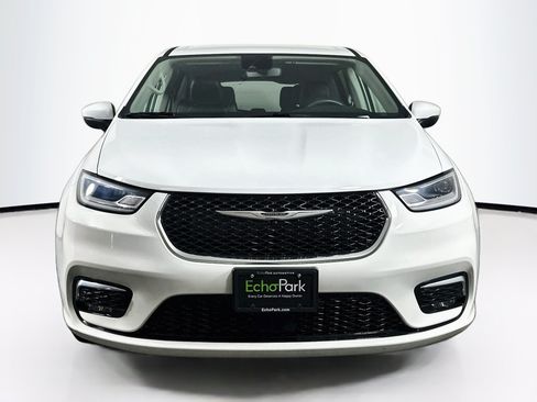 Used 2023 Chrysler Pacifica Touring-L AWD/4WD image 2