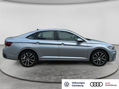 Used 2025 Volkswagen Jetta SE FWD image 4