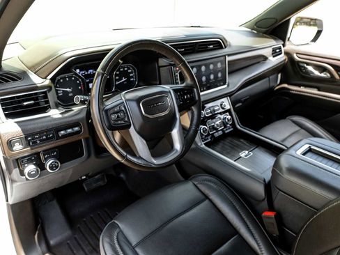 Used 2021 GMC Yukon Denali w/ Denali Premium Package AWD/4WD image 3