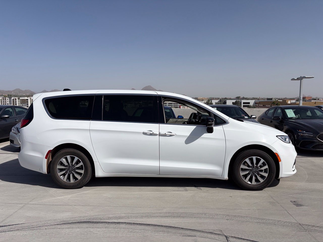 Used 2024 Chrysler Pacifica Limited FWD image 3