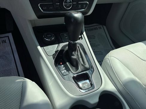 Used 2022 Jeep Cherokee Limited AWD/4WD image 20