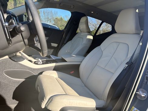 Certified 2023 Volvo XC40 B5 Plus w/ Protection Package Premier image 16