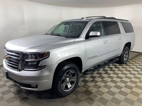 Used 2019 Chevrolet Suburban LT image 2