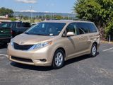 Used 2014 Toyota Sienna LE image 3