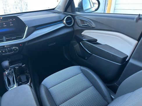 Used 2025 Chevrolet Trax LT image 33