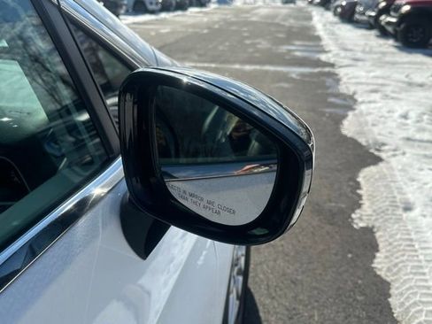 Used 2024 Chrysler Pacifica Touring-L image 12