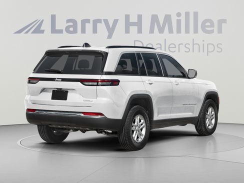 Used 2025 Jeep Grand Cherokee Altitude AWD/4WD image 2