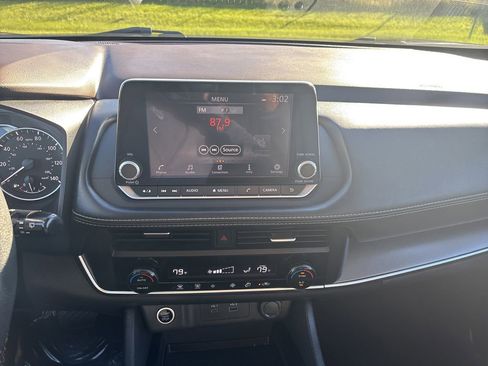 Used 2023 Nissan Rogue SV image 7