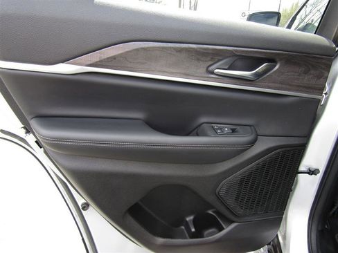 Used 2024 Jeep Grand Cherokee Limited image 29