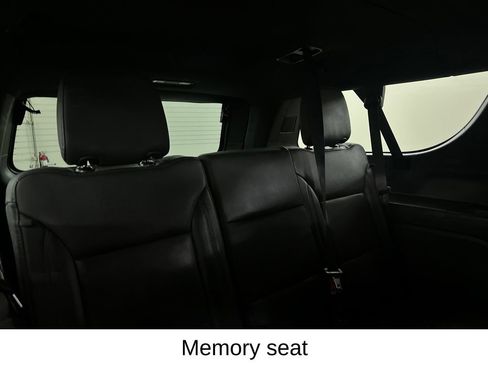 Used 2025 Chevrolet Suburban Z71 AWD/4WD image 29