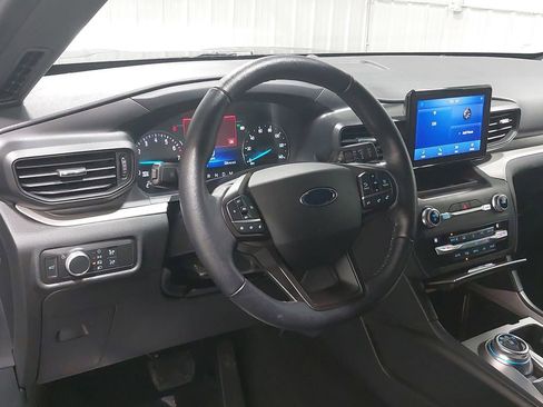 Used 2020 Ford Explorer XLT image 18