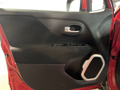 Used 2018 Jeep Renegade Latitude w/ Cold Weather Group AWD/4WD image 13