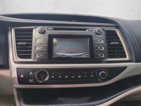 Used 2019 Toyota Highlander LE FWD image 17