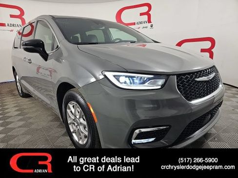 Certified 2025 Chrysler Pacifica Select FWD image 1