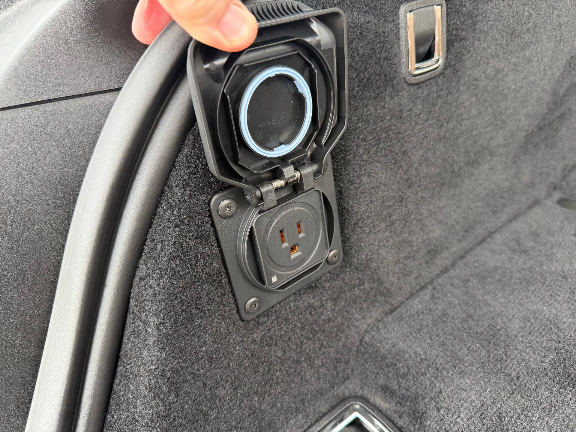 Certified 2025 Cadillac Escalade IQ Luxury 2 w/ LPO, Premium Carpet Package AWD/4WD image 40