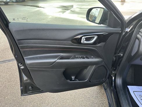 Used 2025 Jeep Compass Trailhawk image 17