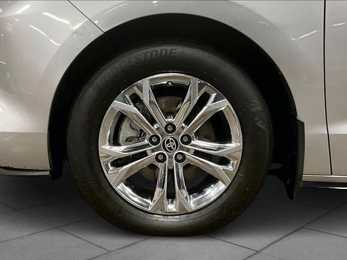 Used 2024 Toyota Sienna Platinum image 10