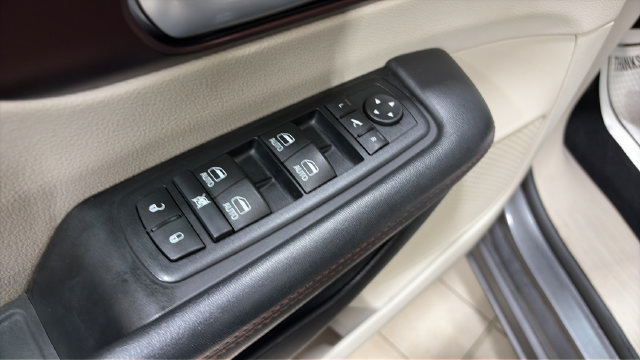 Used 2017 Chrysler Pacifica Limited w/ UConnect Theater Package FWD image 34