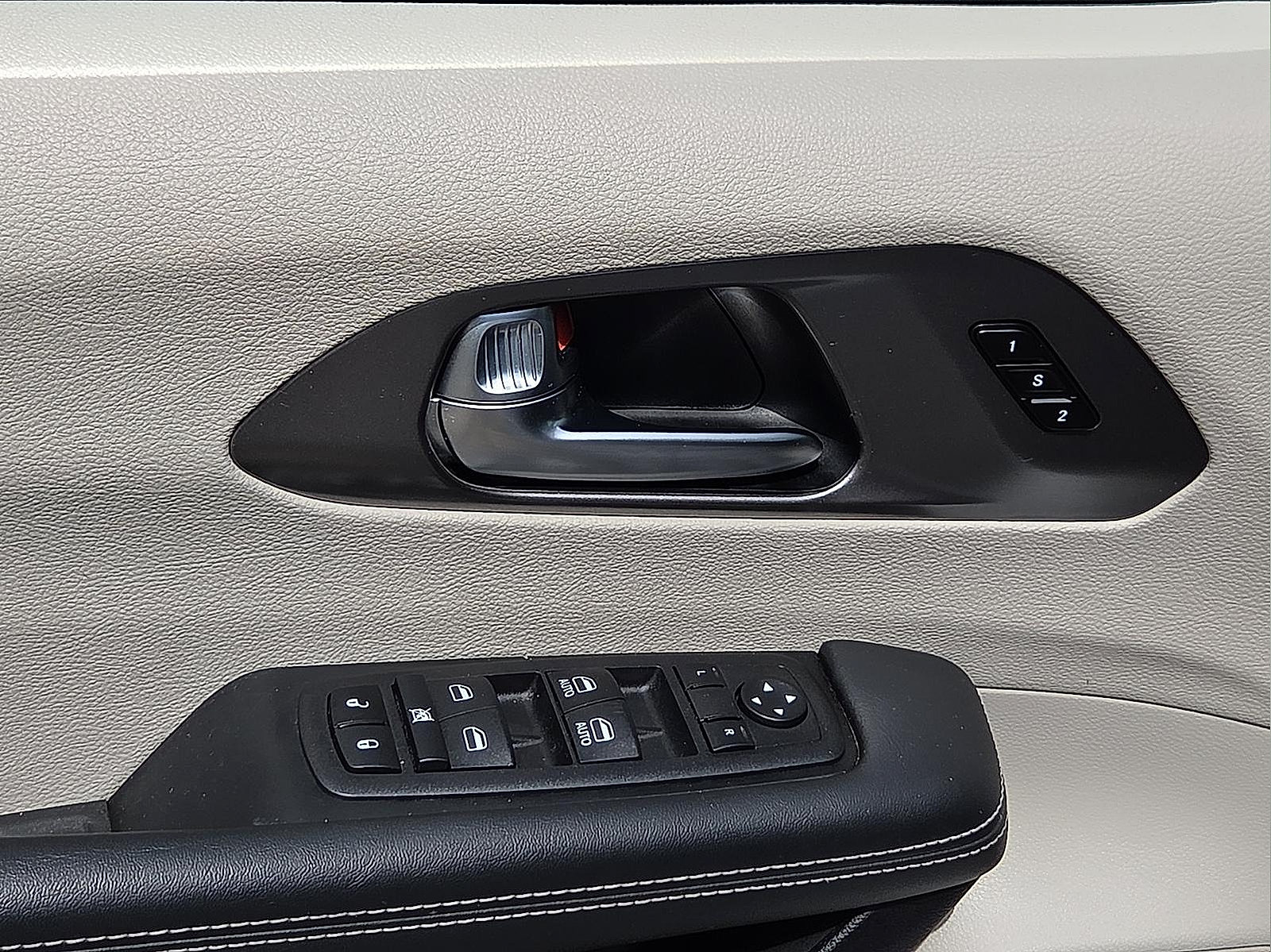 Used 2024 Chrysler Pacifica Limited FWD image 14