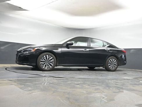 Used 2024 Nissan Altima 2.5 SV image 10