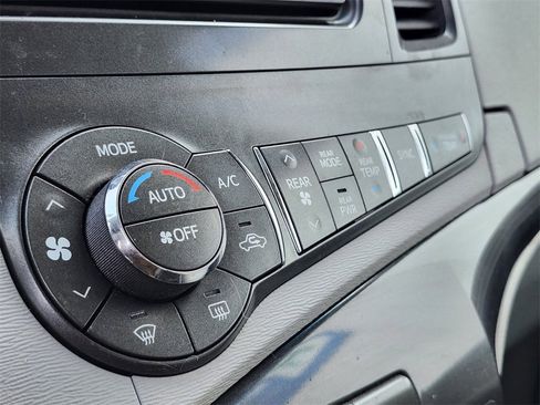 Used 2013 Toyota Sienna LE image 21