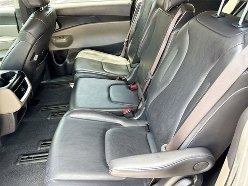 Used 2025 Kia Carnival FWD image 25