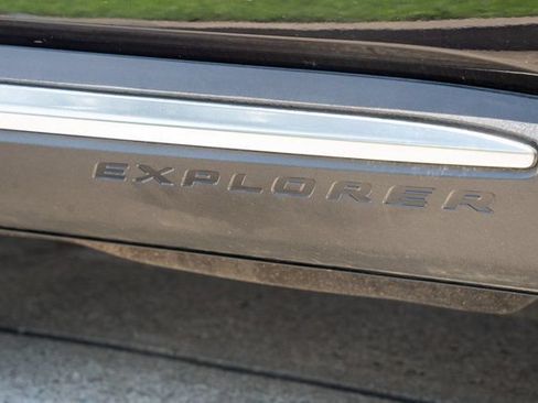 Used 2020 Ford Explorer Platinum w/ Premium Technology Package AWD/4WD image 17
