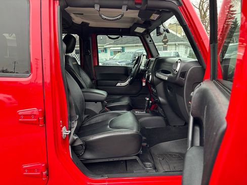 Used 2014 Jeep Wrangler Unlimited Sahara w/ Dual Top Group AWD/4WD image 16
