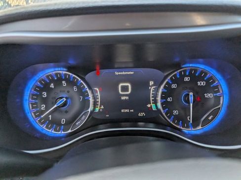 Used 2021 Chrysler Pacifica Touring-L image 12