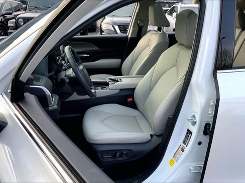 Used 2024 Toyota Grand Highlander XLE image 8