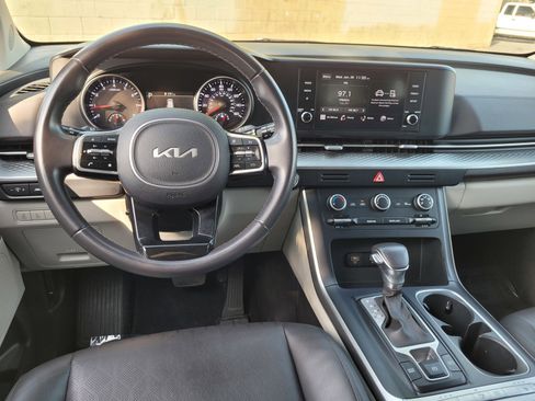 Used 2024 Kia Carnival LX image 18