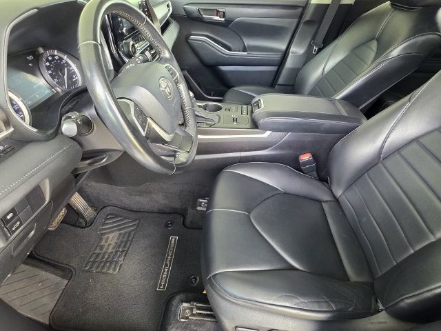 Used 2022 Toyota Highlander XLE FWD image 6