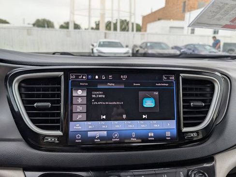 Used 2024 Chrysler Pacifica Touring-L FWD image 7