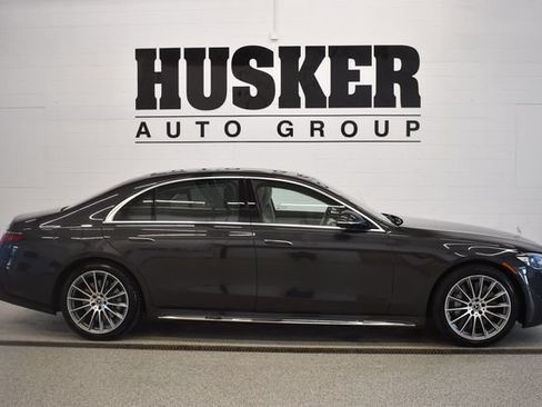 Used 2025 Mercedes-Benz S 580e 4MATIC Sedan image 2