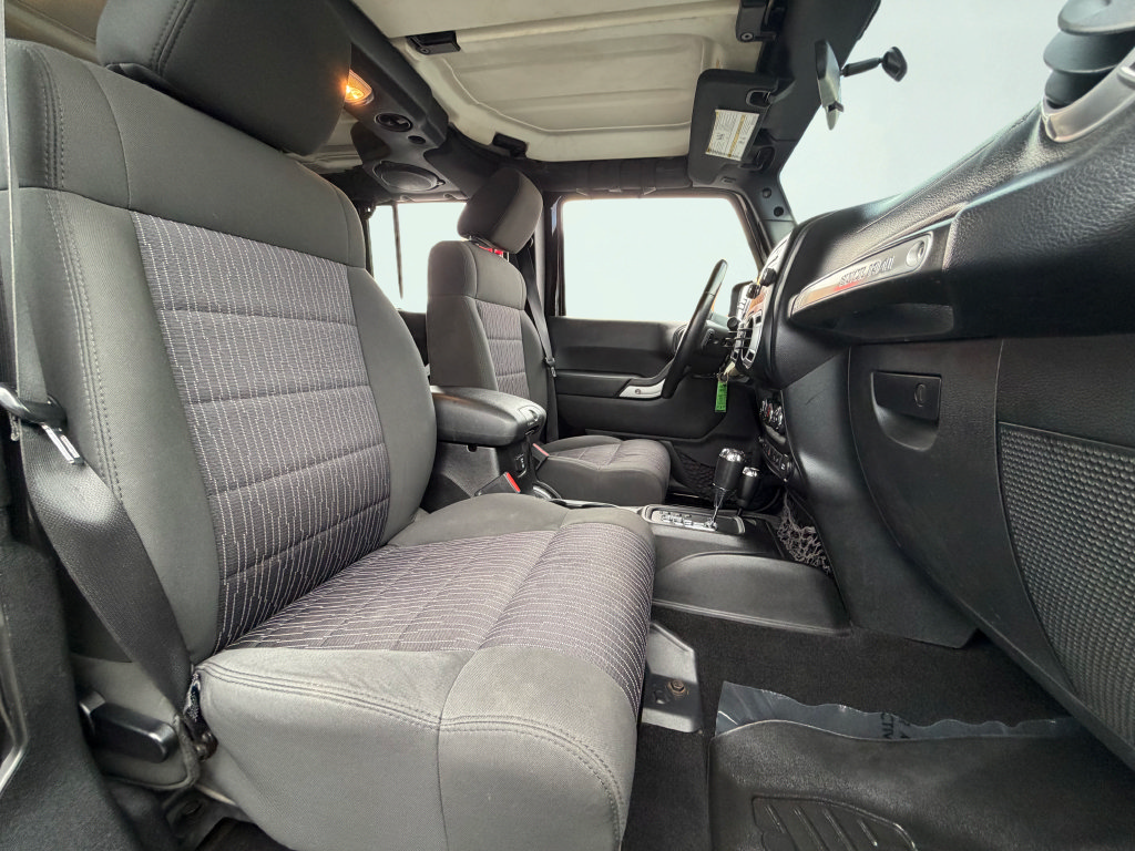 Used 2012 Jeep Wrangler Unlimited Rubicon w/ Dual Top Group AWD/4WD image 40