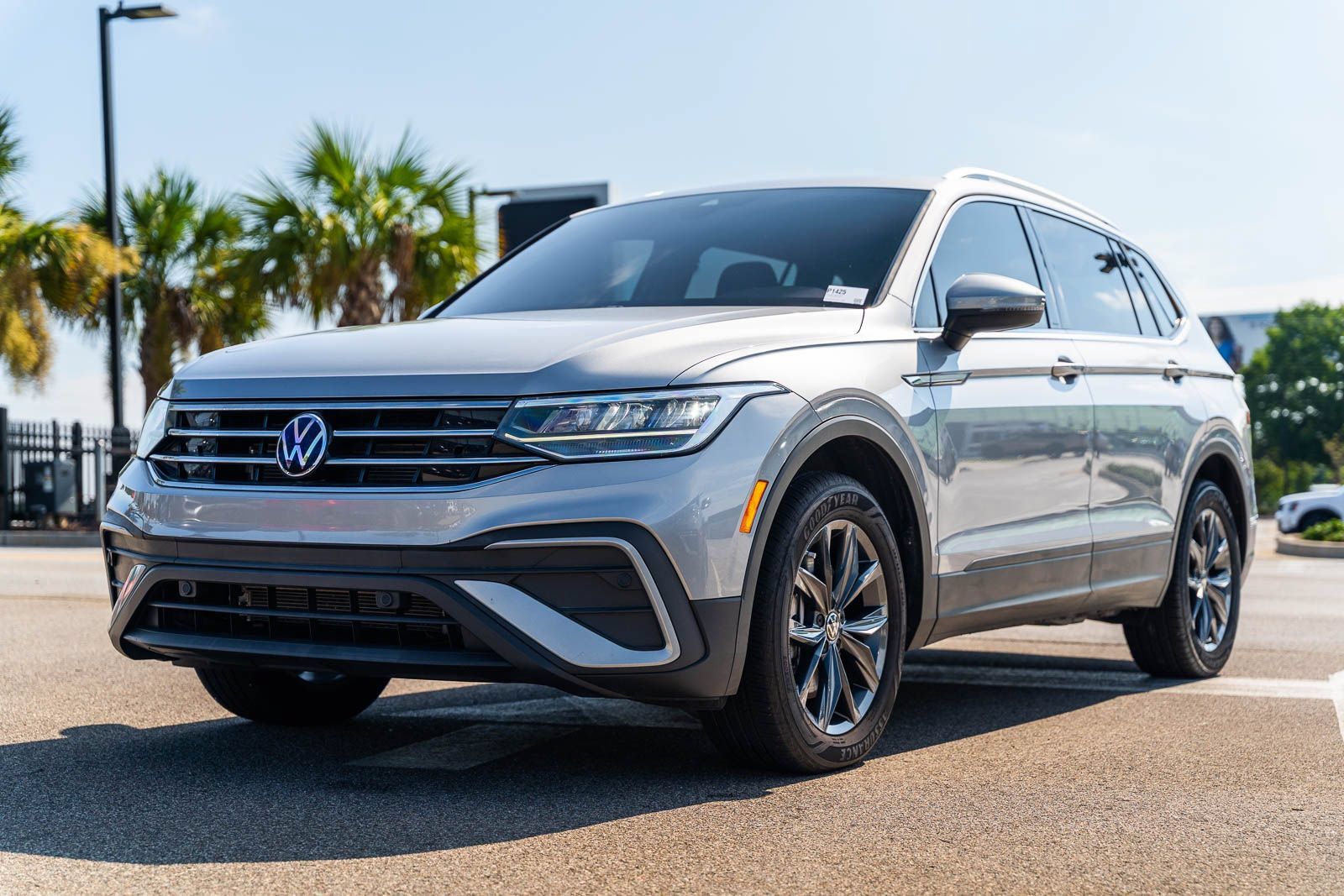 Used 2023 Volkswagen Tiguan SE w/ Panoramic Sunroof Package FWD image 3