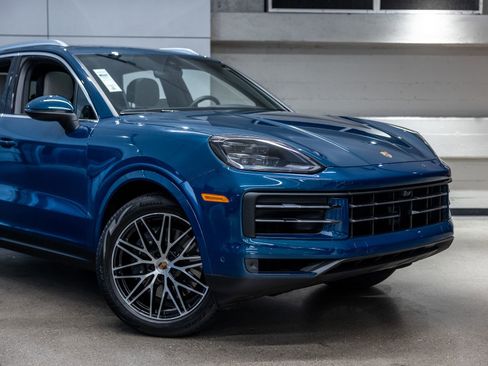 Certified 2025 Porsche Cayenne AWD/4WD image 16