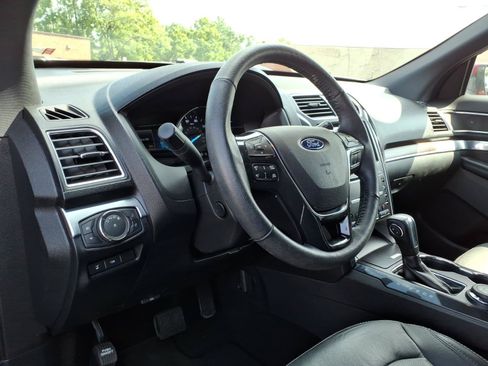Used 2018 Ford Explorer Limited w/ Equipment Group 301A AWD/4WD image 14