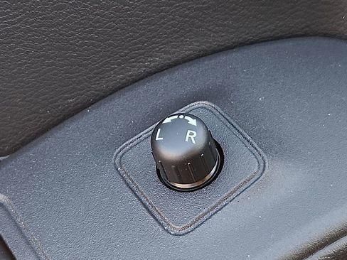 Certified 2025 Nissan Frontier SV image 27