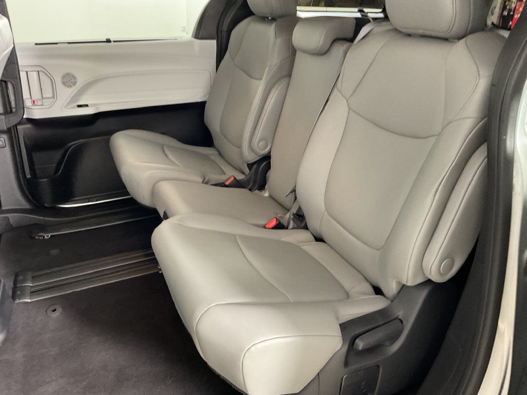 Used 2025 Toyota Sienna XLE FWD image 19