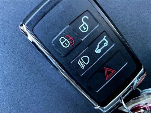 Used 2023 Land Rover Discovery Metropolitan Edition image 14