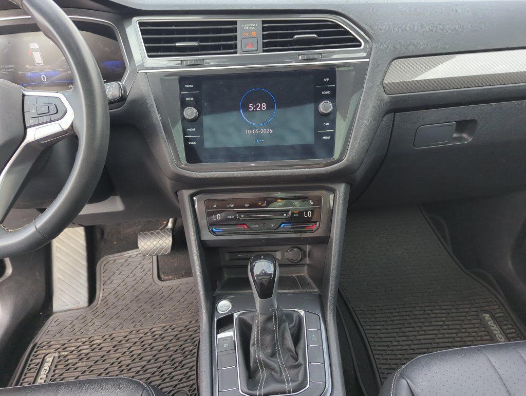 Used 2023 Volkswagen Tiguan SE w/ Panoramic Sunroof Package FWD image 24