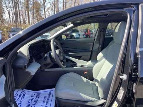 Certified 2025 Hyundai Elantra Limited image 16