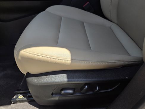 Used 2024 Cadillac XT4 Luxury w/ Cold Weather Package FWD image 22